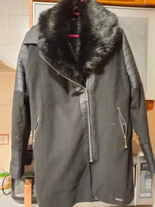 Elegante Chaquetón Negro con Cuello de Pelo