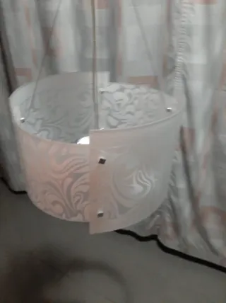 Lampadario in vetro con disegno floreale