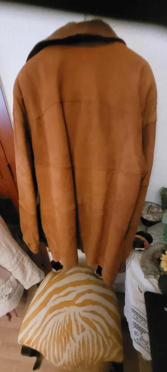 Parka de gamuza marrón cuello cuero