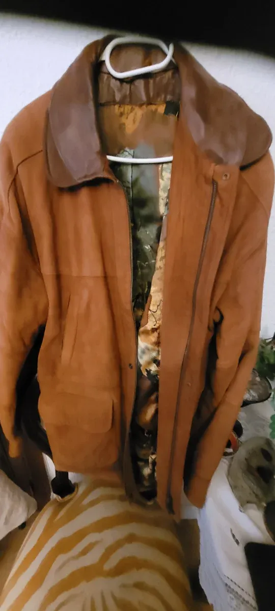 Parka de gamuza marrón cuello cuero