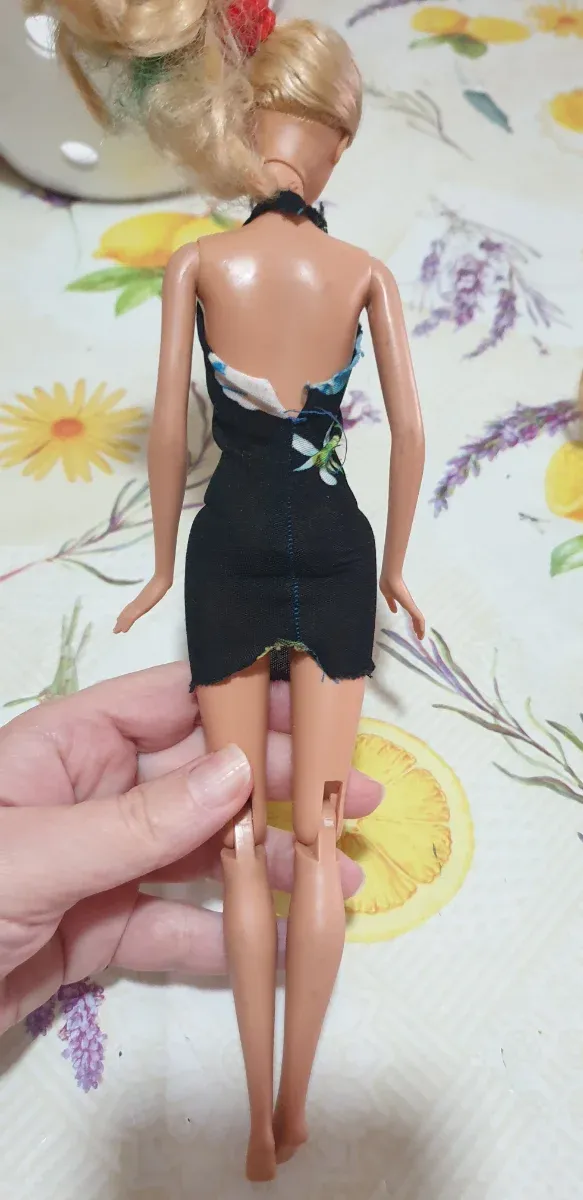 Barbie vintage con vestito nero