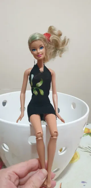 Barbie vintage con vestito nero