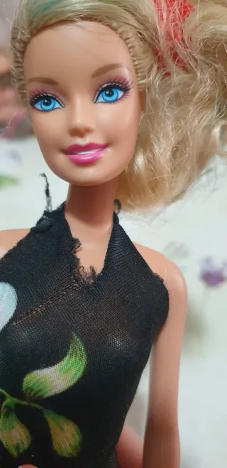 Barbie vintage con vestito nero