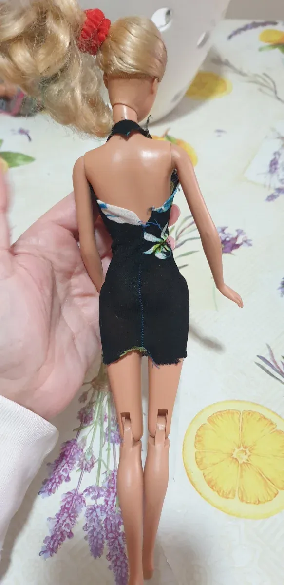 Barbie vintage con vestito nero