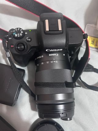 Fotocamera Canon EOS M50 con obiettivo 18-150mm