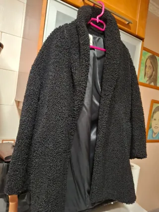 Chaquetón negro de pelo