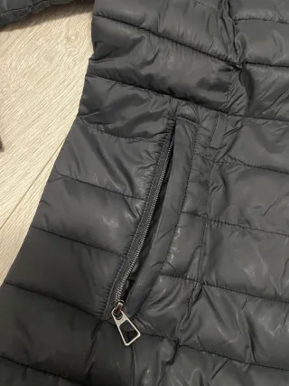 Chaqueta negra con capucha