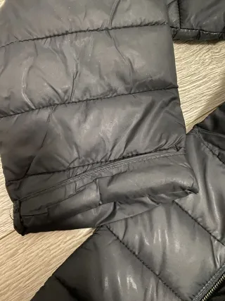 Chaqueta negra con capucha