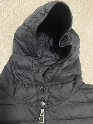 Chaqueta negra con capucha