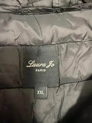 Chaqueta negra con capucha