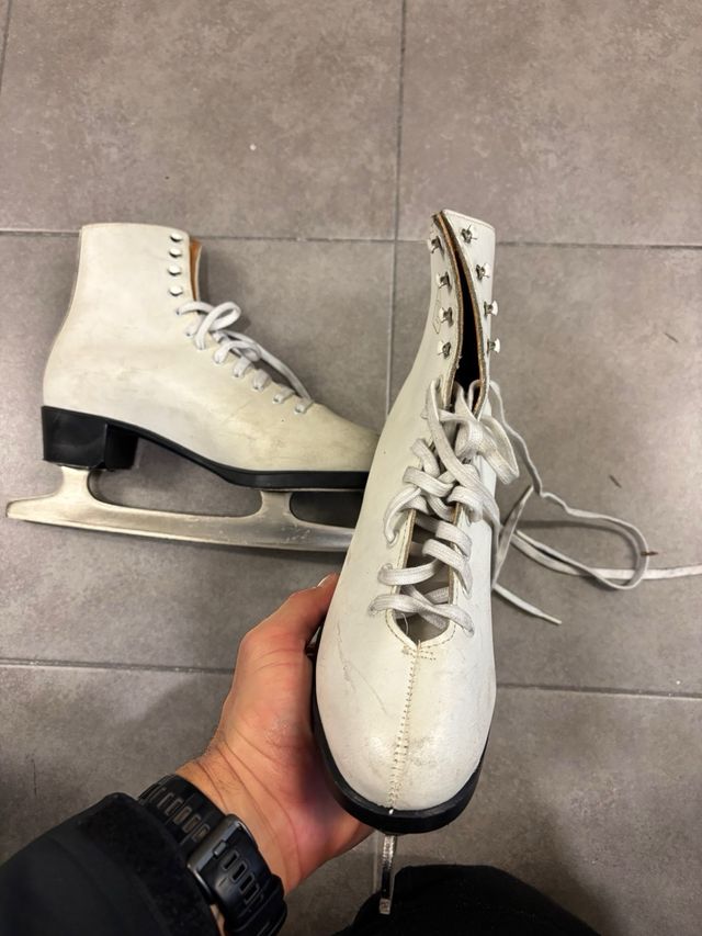 Patines de hielo blancos