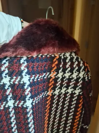 Chaquetón de cuadros burdeos con cuello de pelo