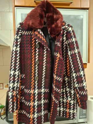 Chaquetón de cuadros burdeos con cuello de pelo