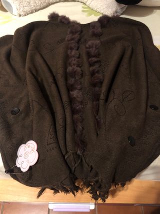 Poncho marrón con detalles de pelo