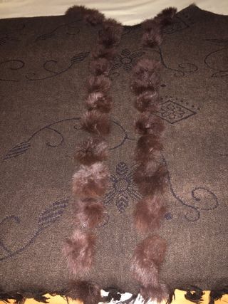 Poncho marrón con detalles de pelo