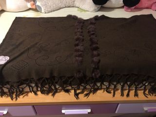 Poncho marrón con detalles de pelo