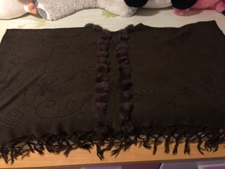 Poncho marrón con detalles de pelo