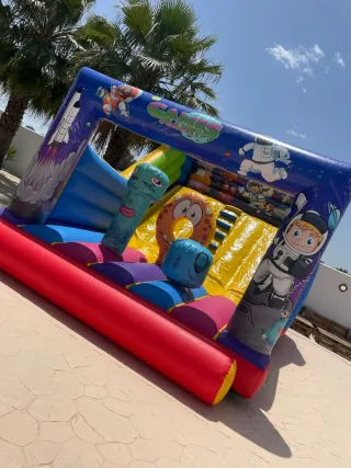 Castillo hinchable temático espacial