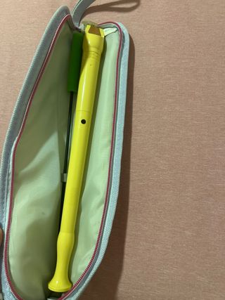 Flauta dulce amarilla con funda y limpiador