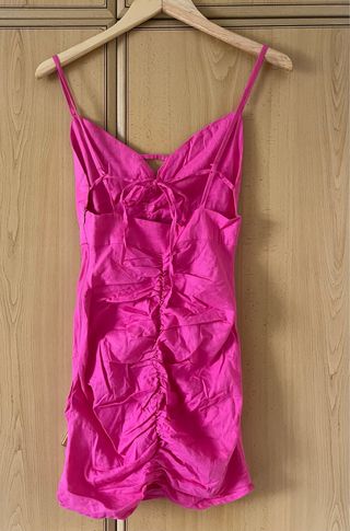 Vestido rosa drapeado con abalorios