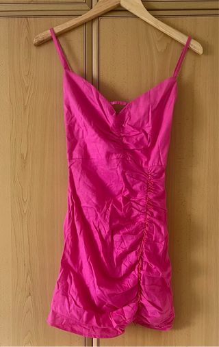 Vestido rosa drapeado con abalorios