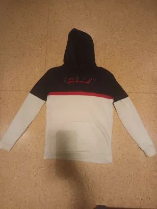 Sudadera con capucha y bolsillo frontal