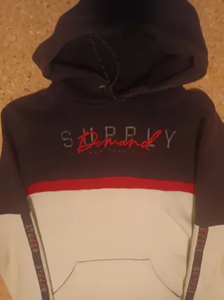 Sudadera con capucha y bolsillo frontal