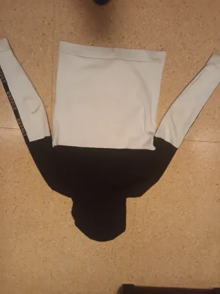 Sudadera con capucha y bolsillo frontal