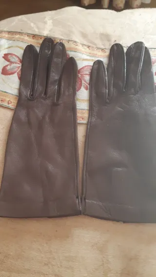 Guantes de piel marrones