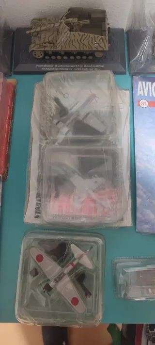 12 Aerei e Carri Armati Giocattolo