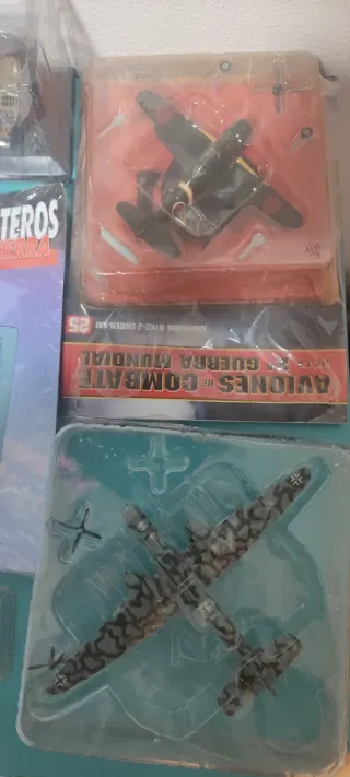 12 Aerei e Carri Armati Giocattolo