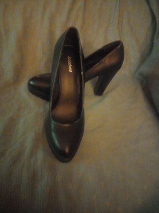 Zapatos de salón negros tacón