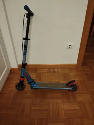 Patín azul con ruedas rojas