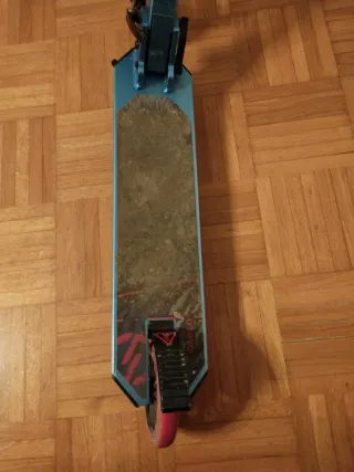 Patín azul con ruedas rojas