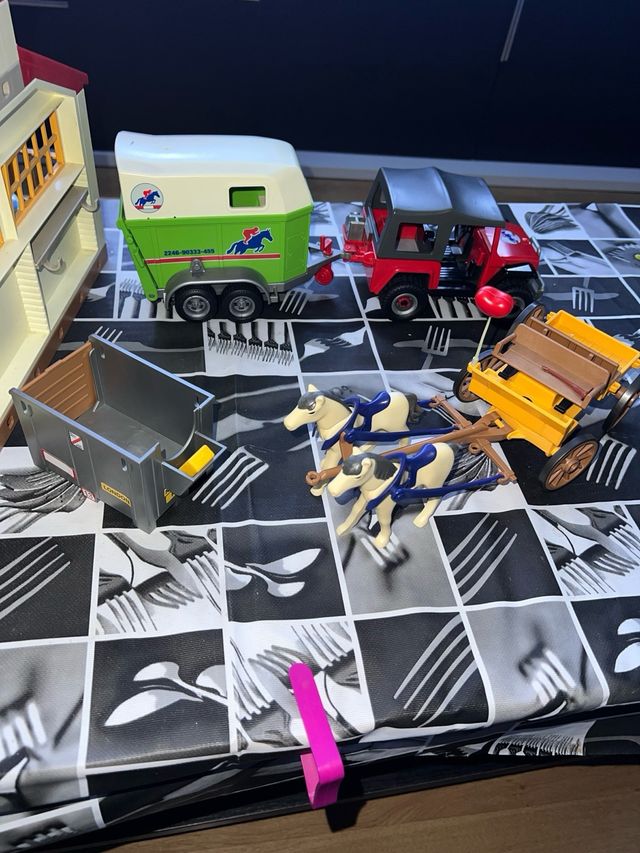 Establo Playmobil con figuras y caballos
