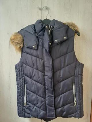 Chaleco azul marino con gorro desmontable