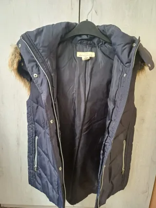 Chaleco azul marino con gorro desmontable