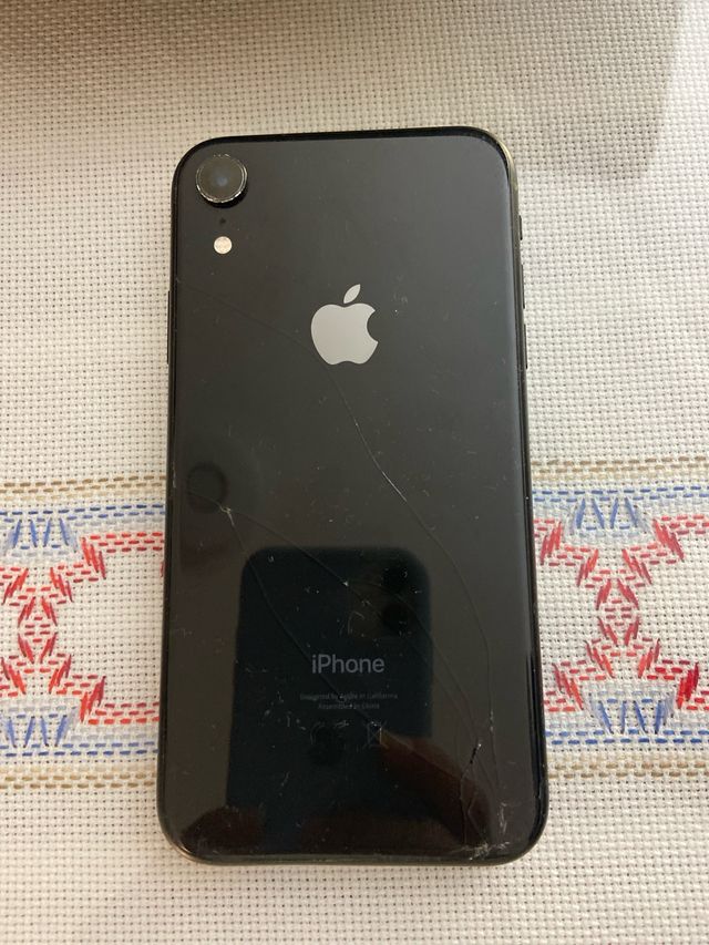 iPhone XR 64GB Negro, rallado cristal trasero.