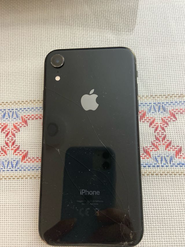 iPhone XR 64GB Negro, rallado cristal trasero.