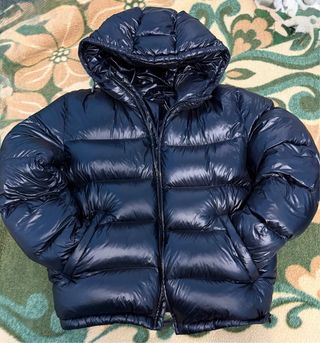 Abrigo de plumas negro brillante