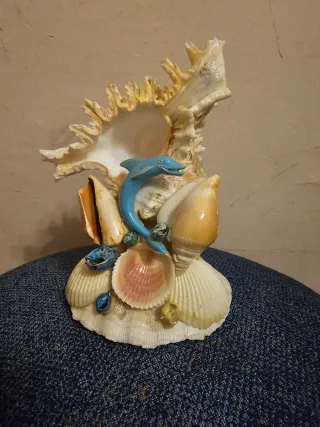 Decorazione marina con conchiglie e delfino