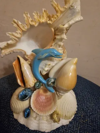 Decorazione marina con conchiglie e delfino
