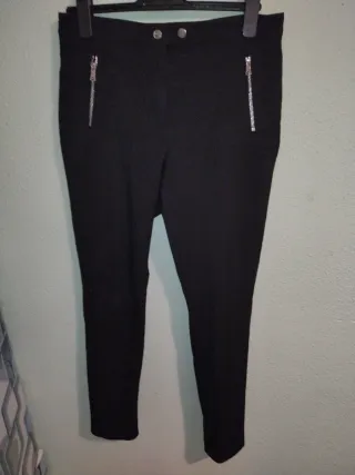 Pantalón negro con cremalleras