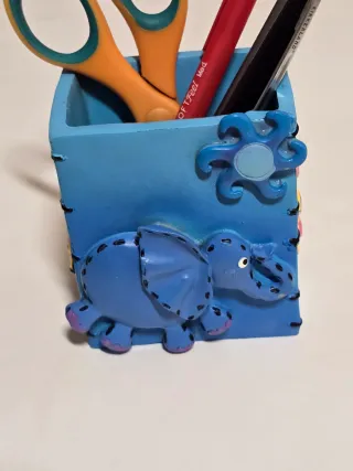 Porta canetas azul com elefante