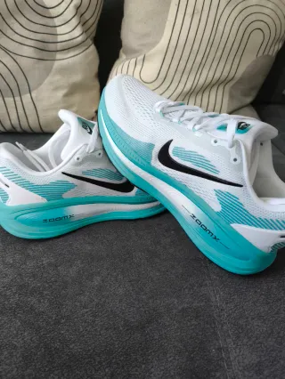 Nike Vomero 42 sin uso