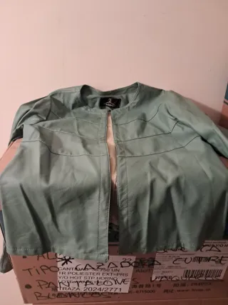 Cazadora de polipiel de color verde agua