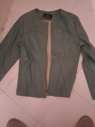 Cazadora de polipiel de color verde agua