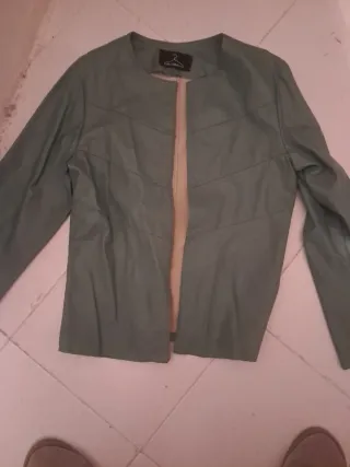 Cazadora de polipiel de color verde agua