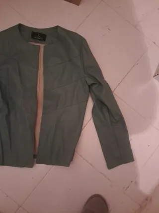 Cazadora de polipiel de color verde agua