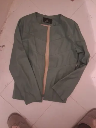 Cazadora de polipiel de color verde agua